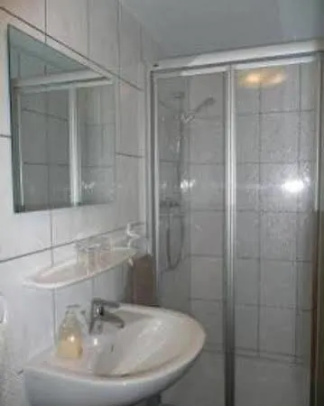 Gelber Lowe Nichtraucherhotel Hotel